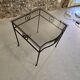 Petite table d'appoint en fer forgé et verre fumé
