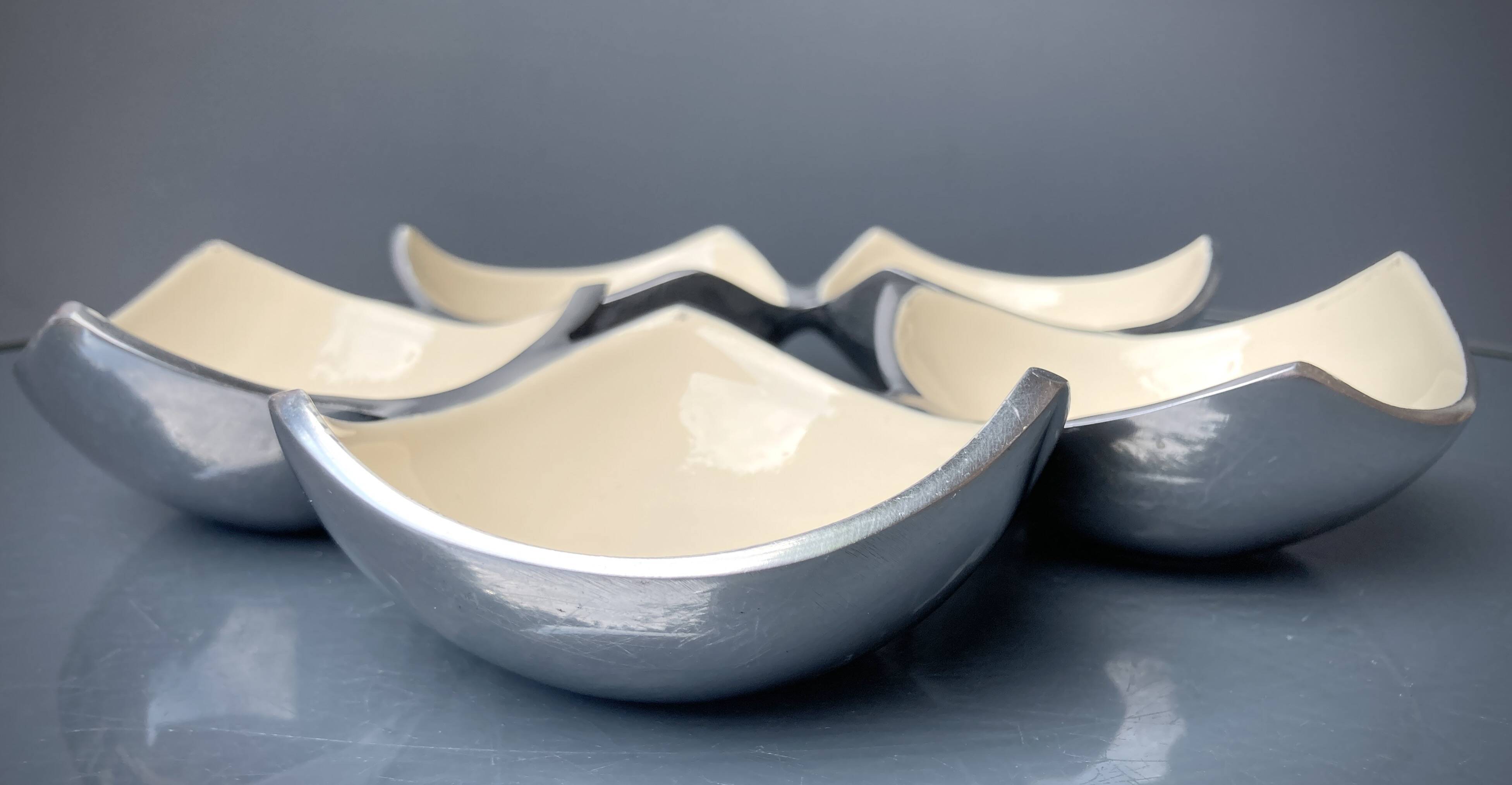 Ensemble de plats compartimentés en Inox Massif et émail écru