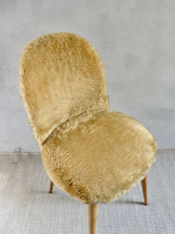 Chaise moumoute mordorée des années 60