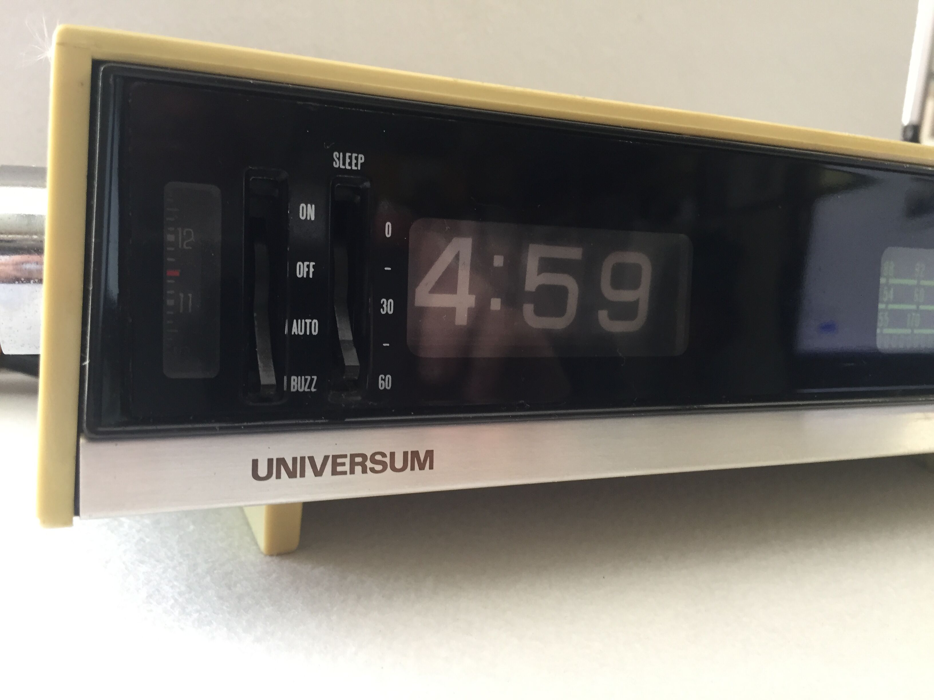 Old vintage electric alarm clock radio universum dcr-011 slat model
