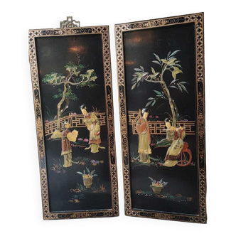 Pair of Chinese decorative panels, in lacquered wood. Geisha mother-of-pearl motifs. 61 x 25 cm