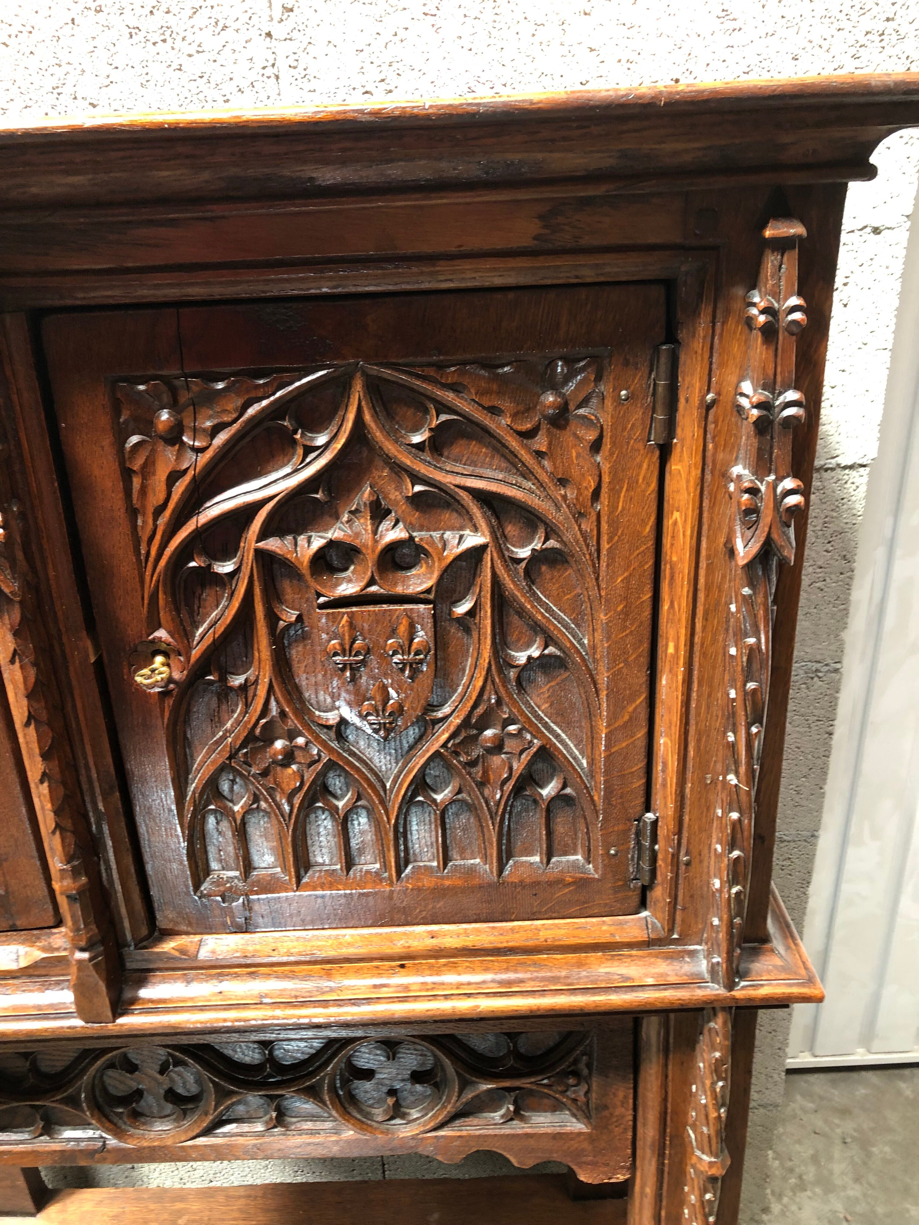 Gothic style oak service