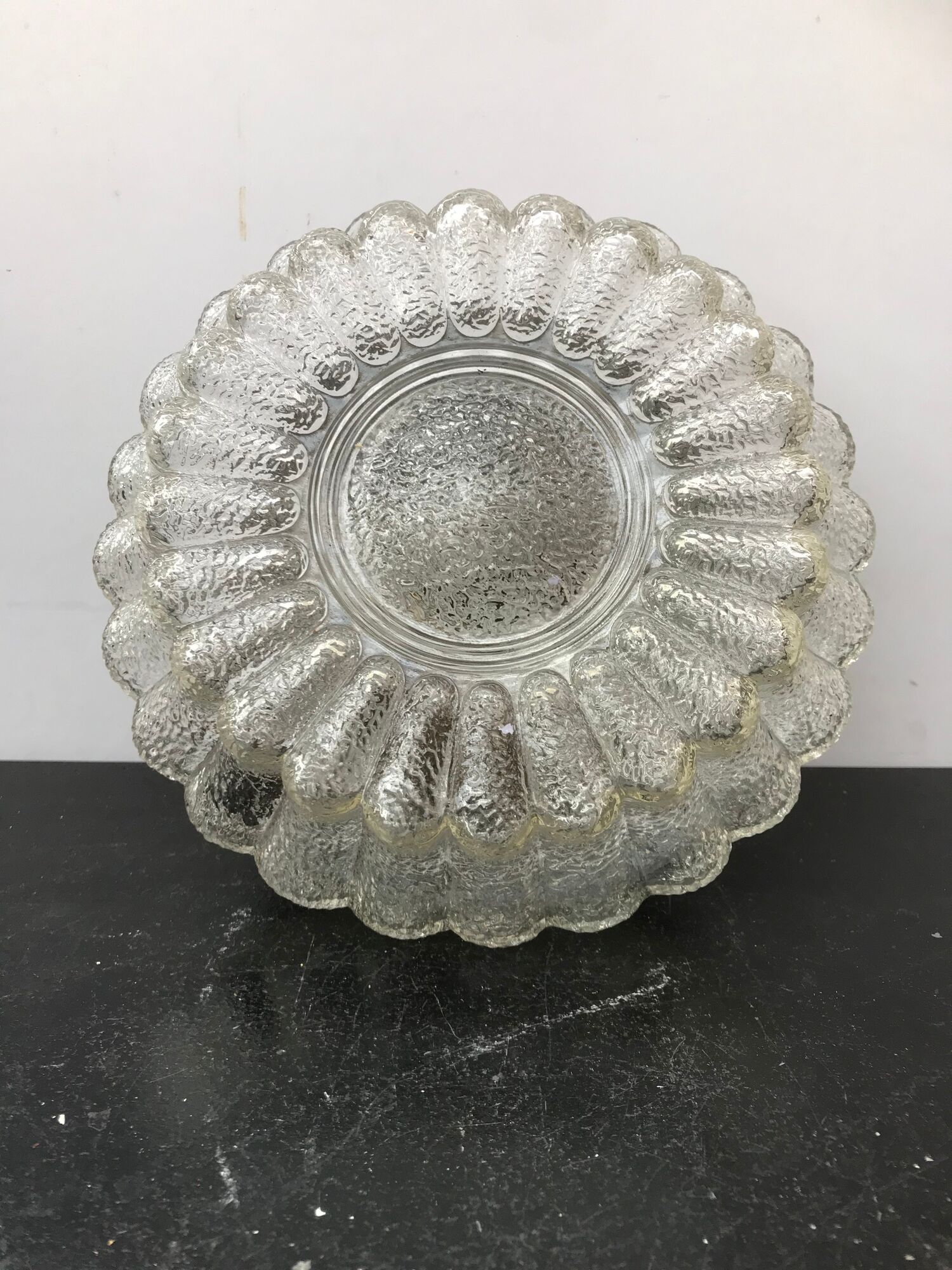 Platfonr Applied Rond Moulded Glass - Vintage Black Metal Support