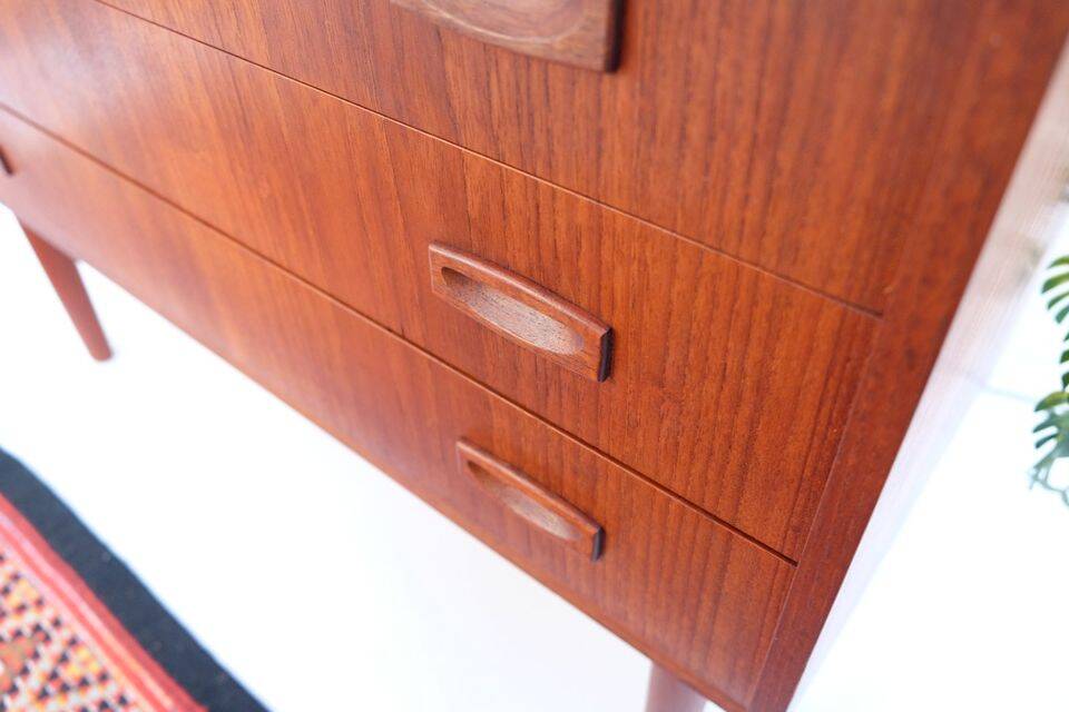 Teak chest of drawers in Danish style, 1960s/70s, retro/vintage style, dating from the mid-20th century.