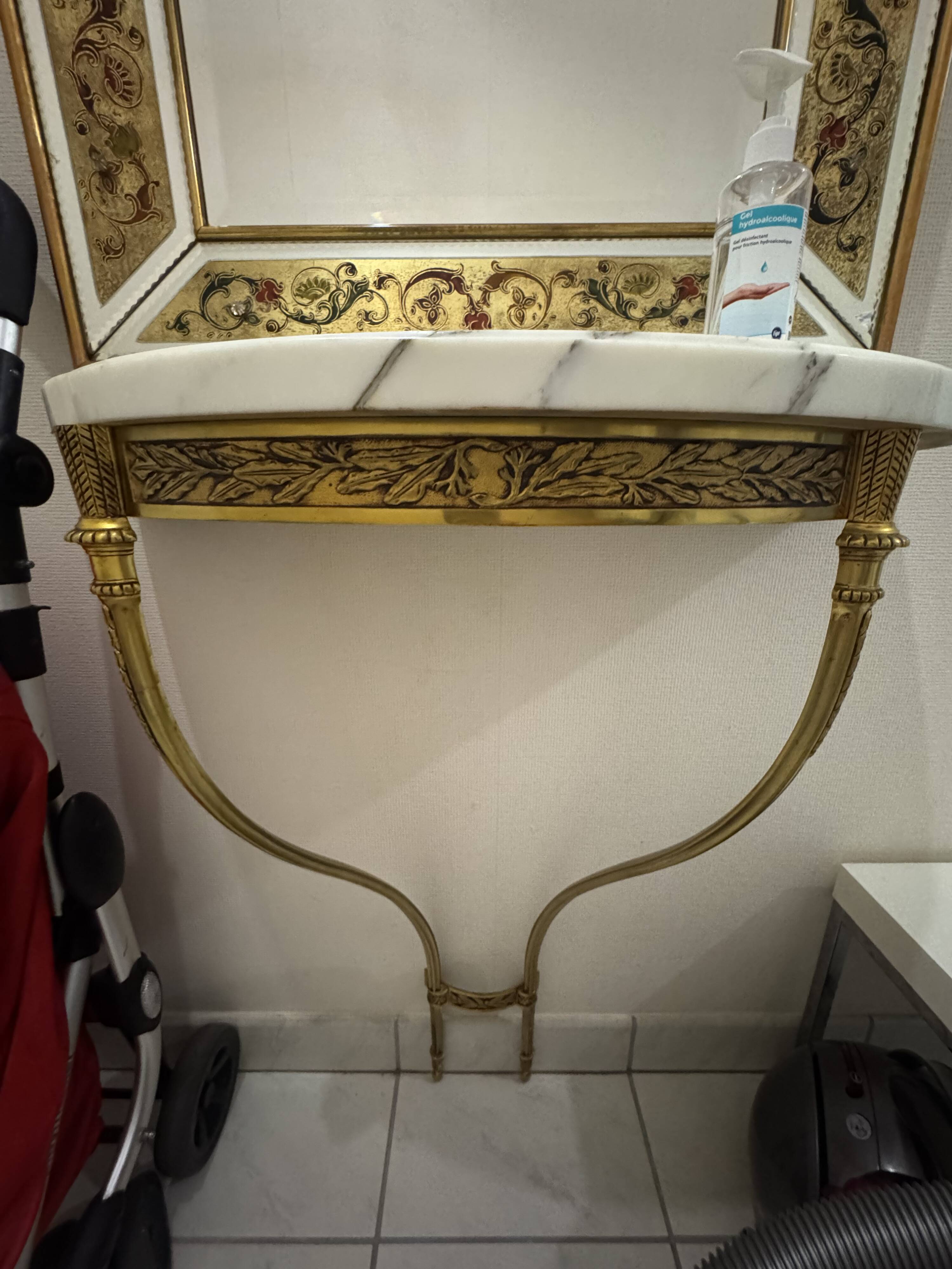 Console en bronze dorée avec plateau en marbre blanc veinée gris