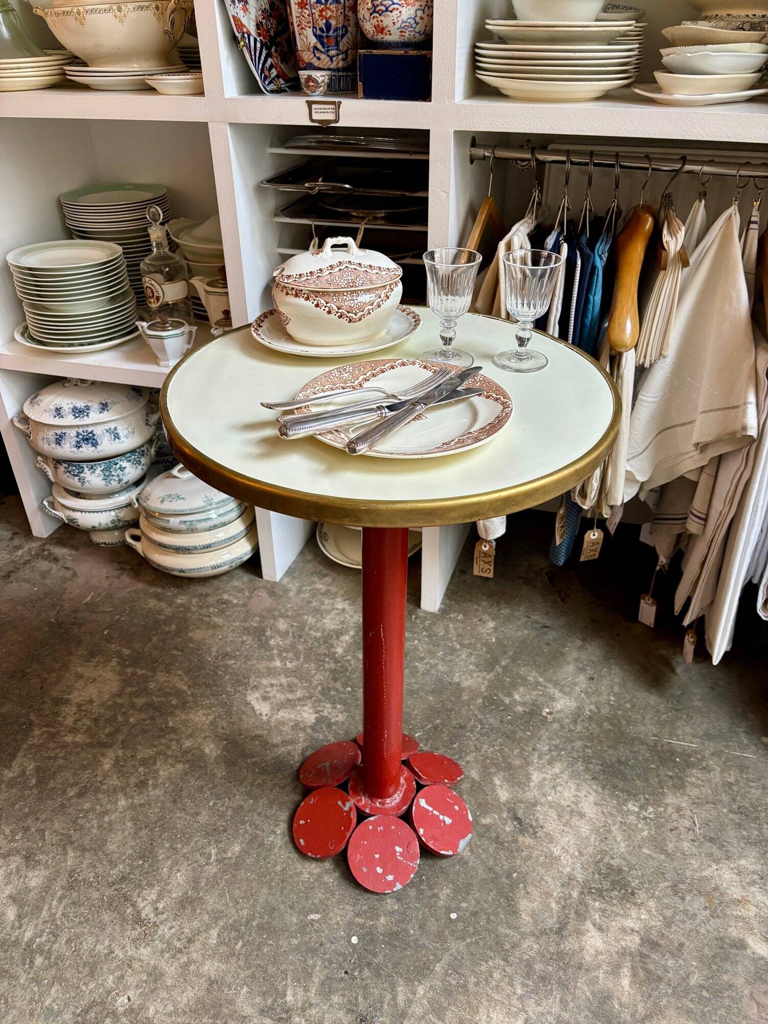 Table bistrot en métal bordeaux et mélaminé écru