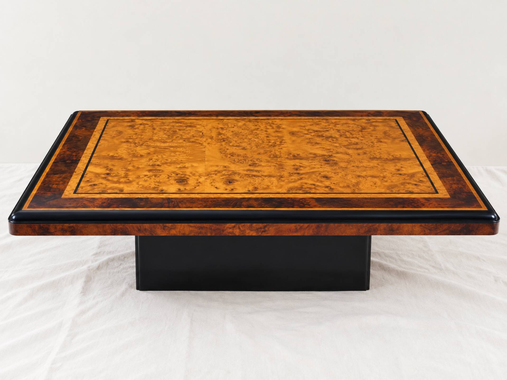 Table basse vintage en loupe d’orme et noyer, laque noire – années 70