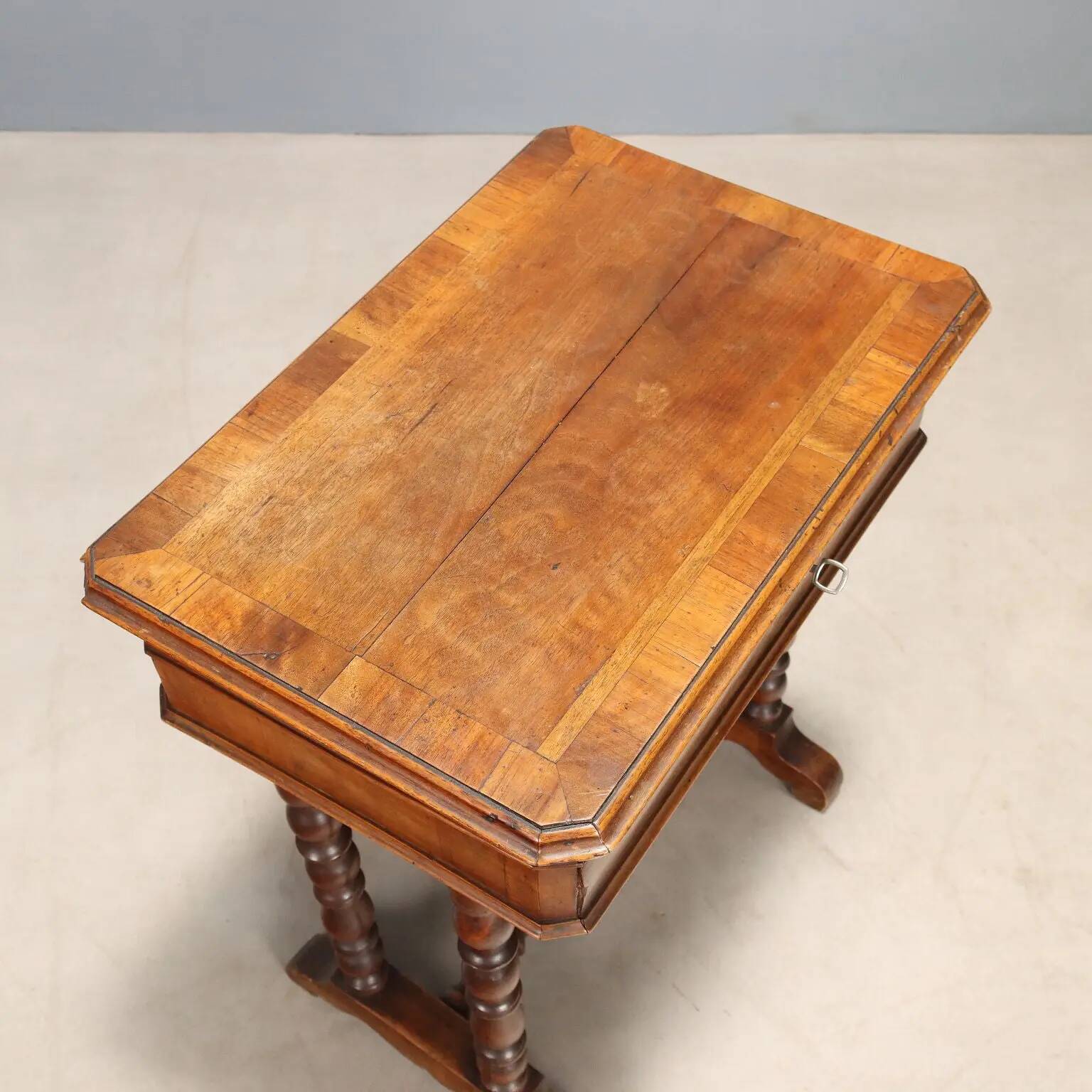 Antique sewing table in walnut and cherry wood, 19th century.