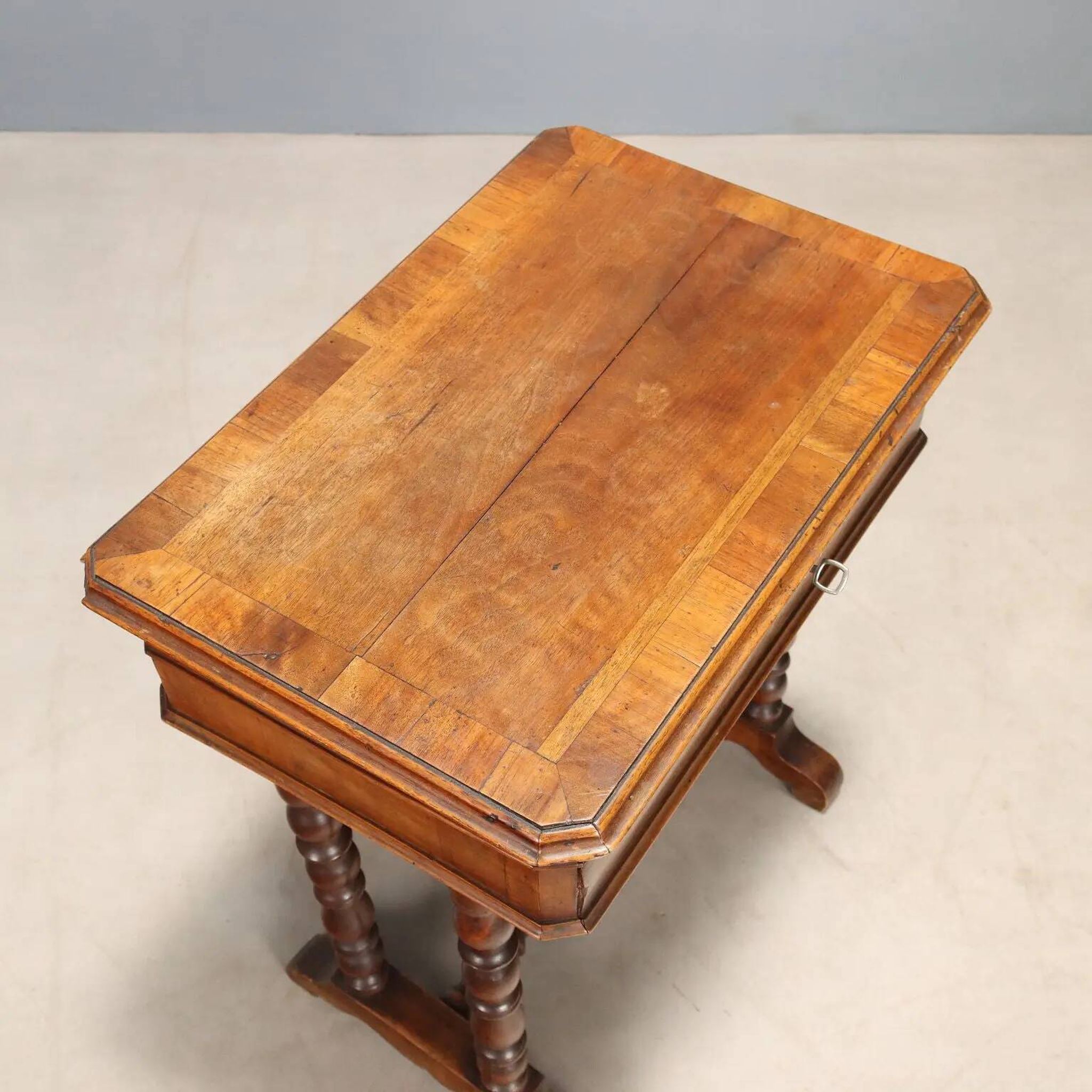 Antique sewing table in walnut and cherry wood, 19th century.