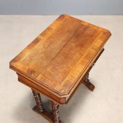 Antique sewing table in walnut and cherry wood, 19th century.