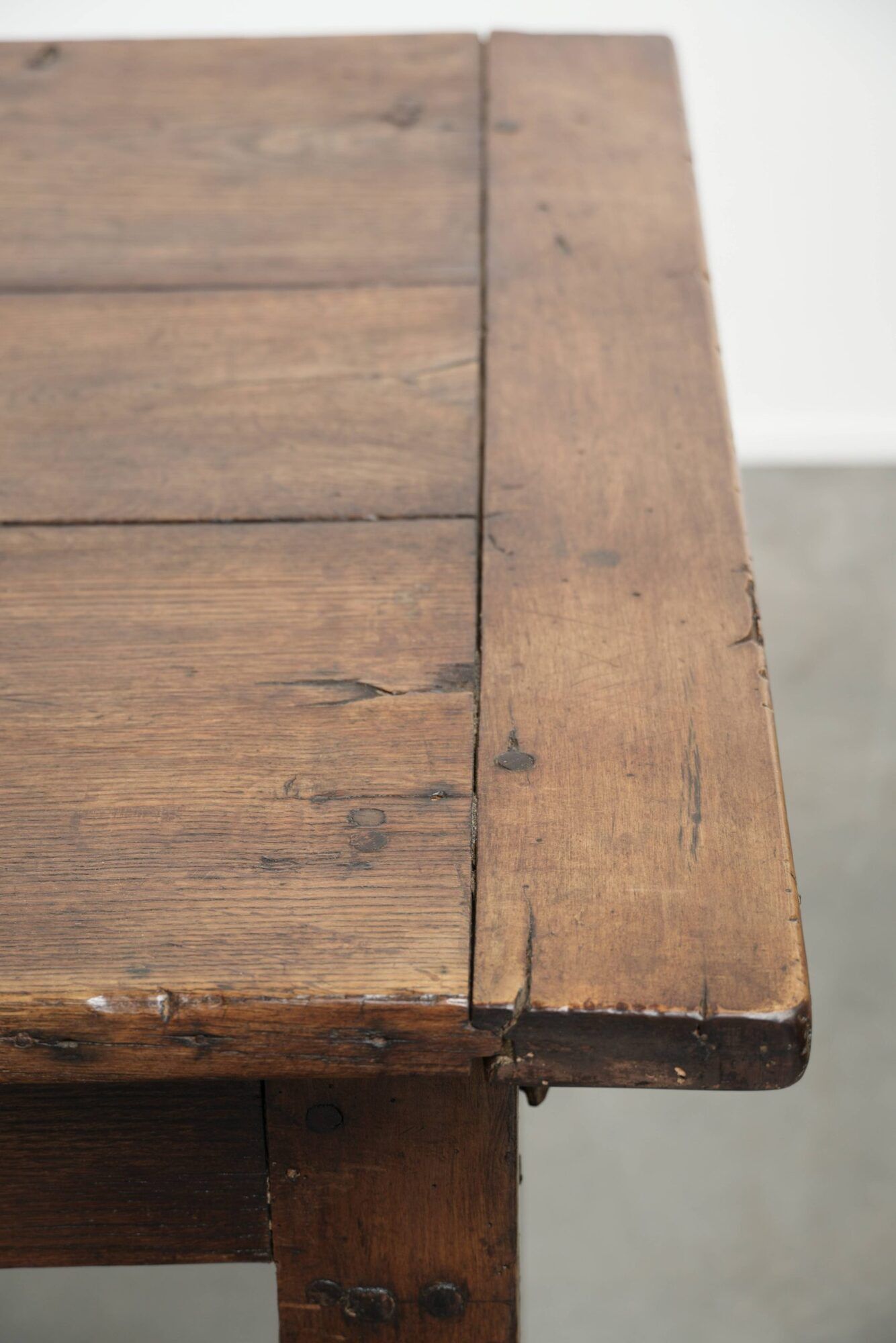 Antique oak table from the 19th century with a walnut top for 6 to 8 people