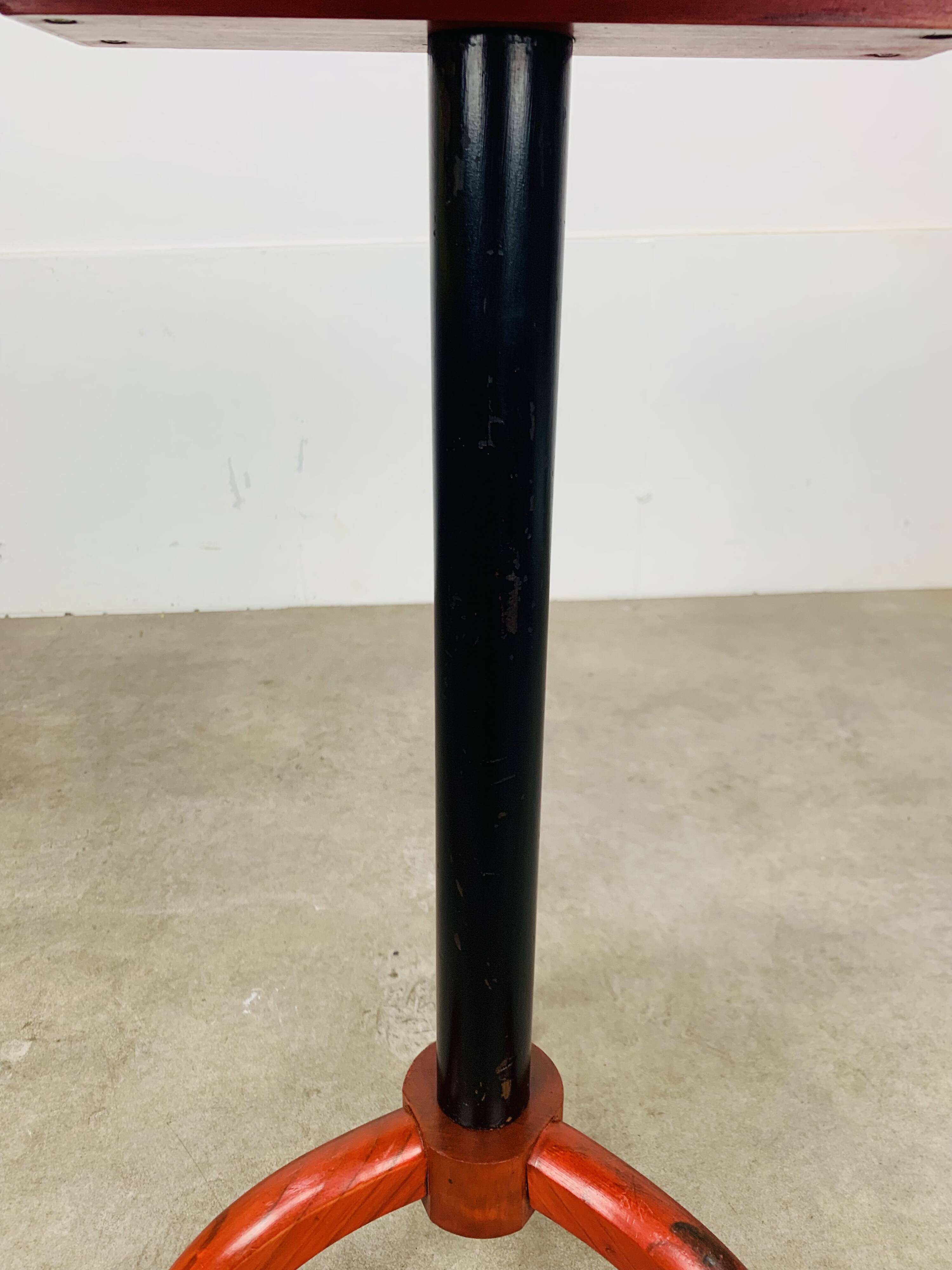 Table d'appoint tripode vintage en bois rouge et noir