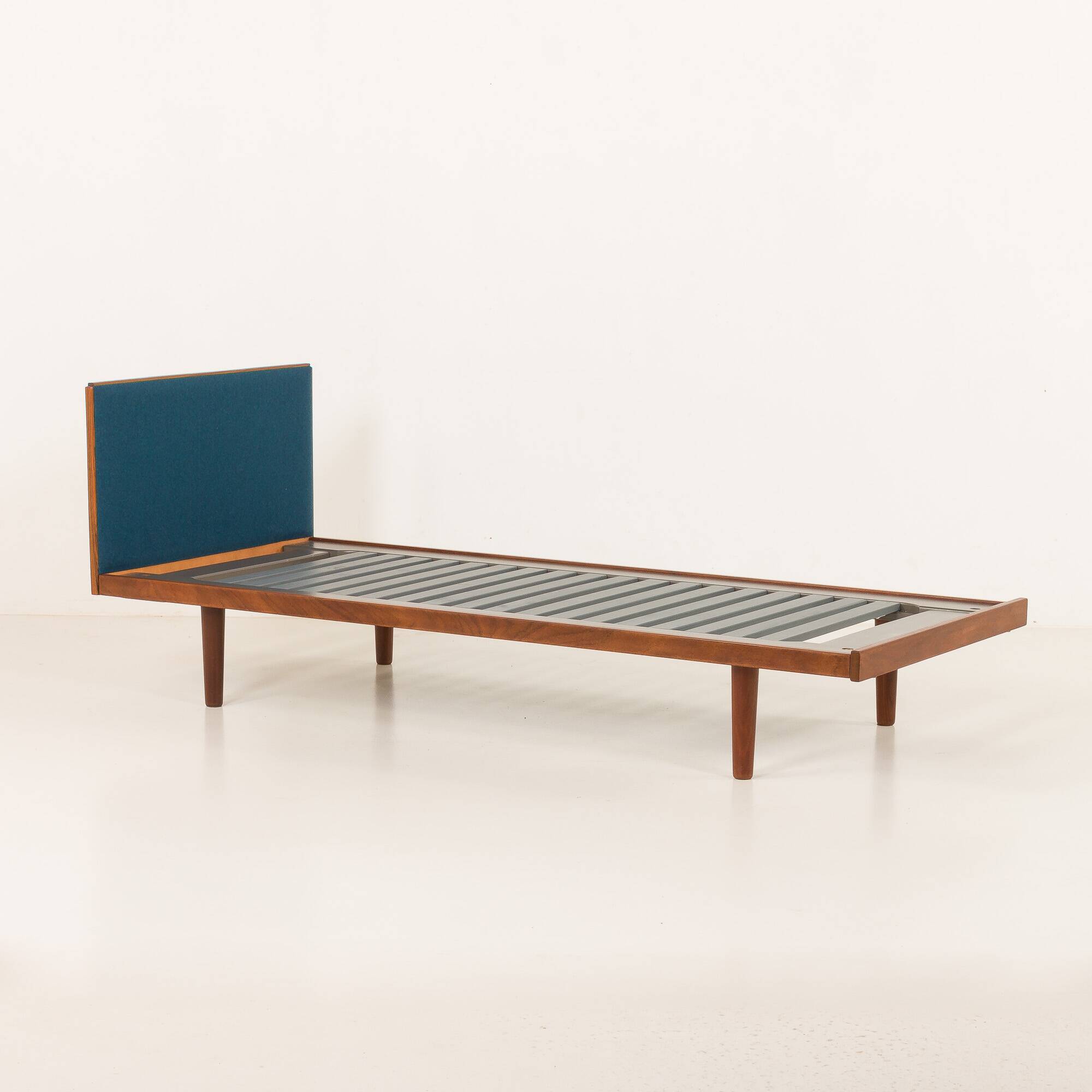 Lit en teck avec tête de lit rembourrée par Hans Wegner pour Getama, Danemark 1960