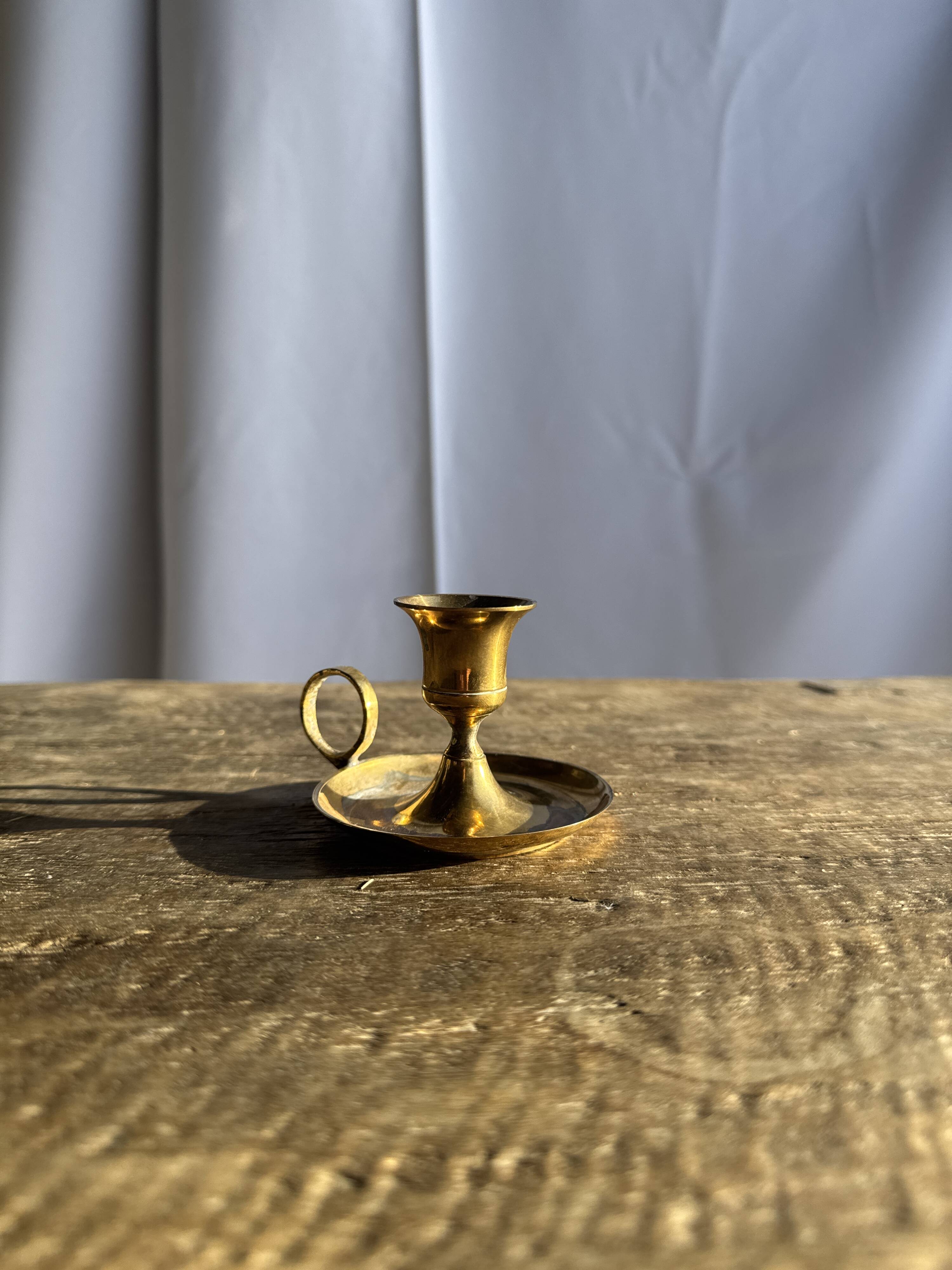 Small golden hand candlestick with a round loop handle D8 H6.5
