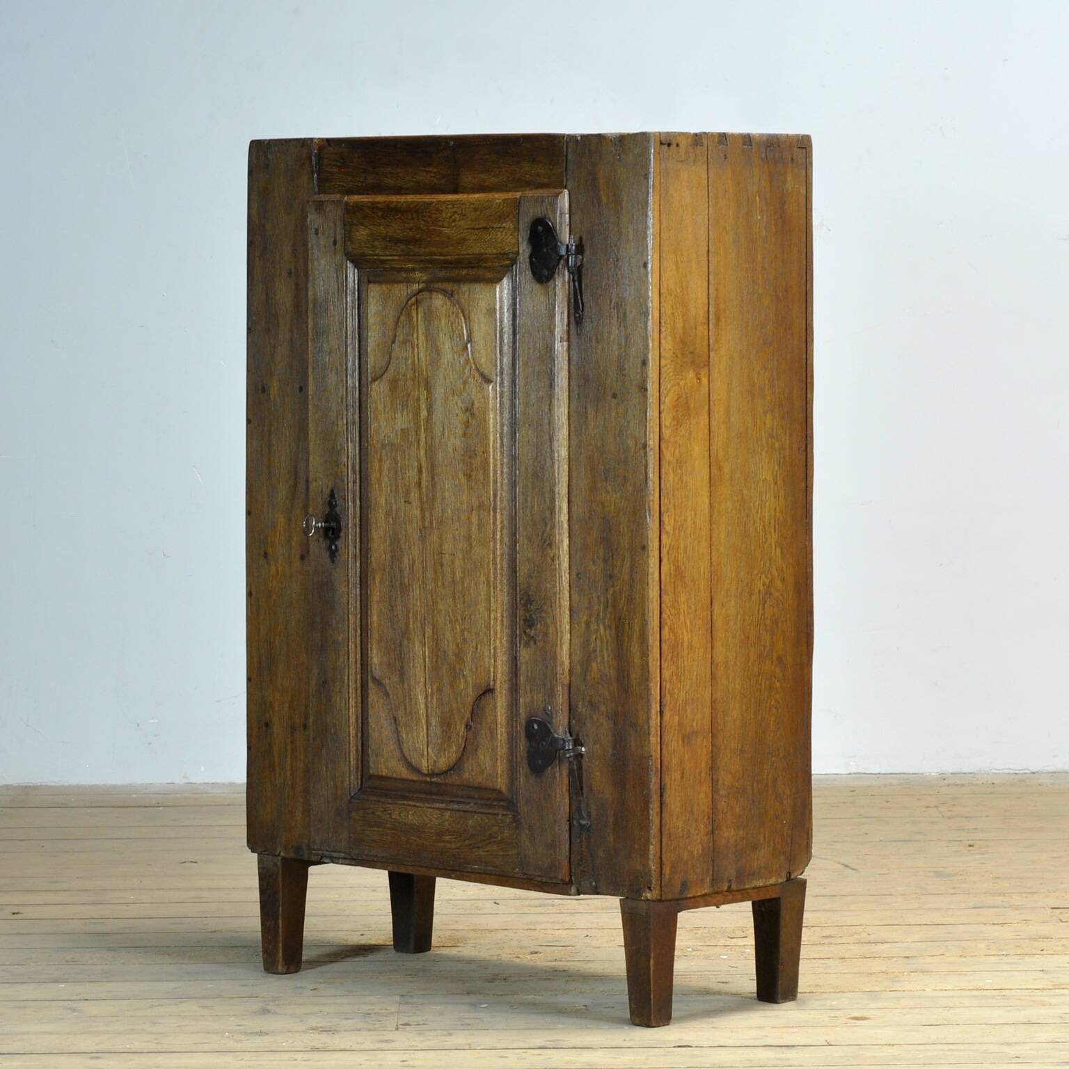 Antique oak cabinet, circa 1820