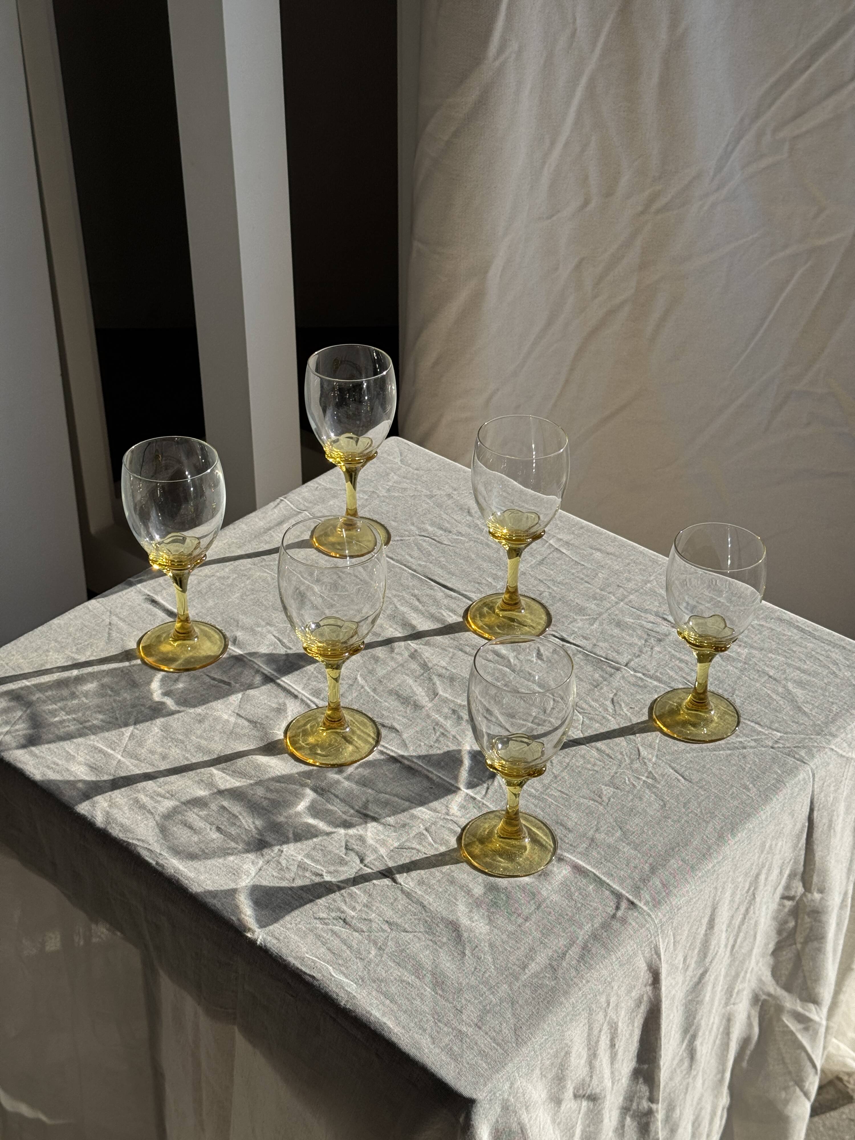 Set of 6 vintage yellow stemmed glasses: consisting of 4 large and 2 small.