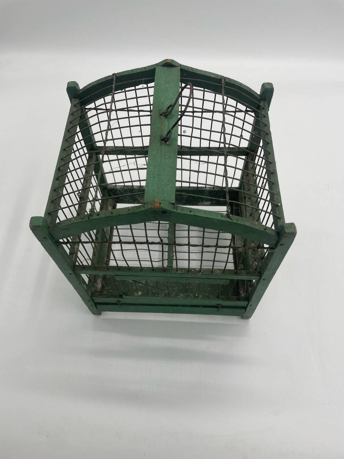 Ancienne petite cage à oiseaux verte en bois