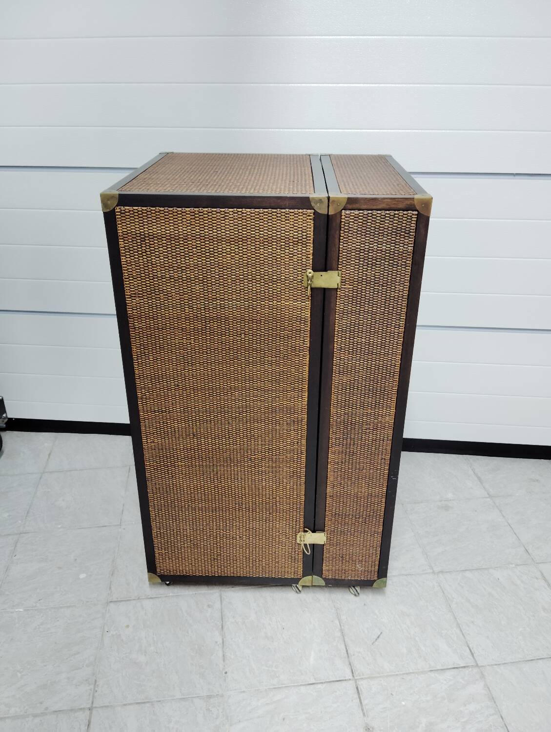 Wardrobe trunk on casters in mahogany and woven rattan.