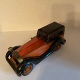 Voiture ancienne en bois
