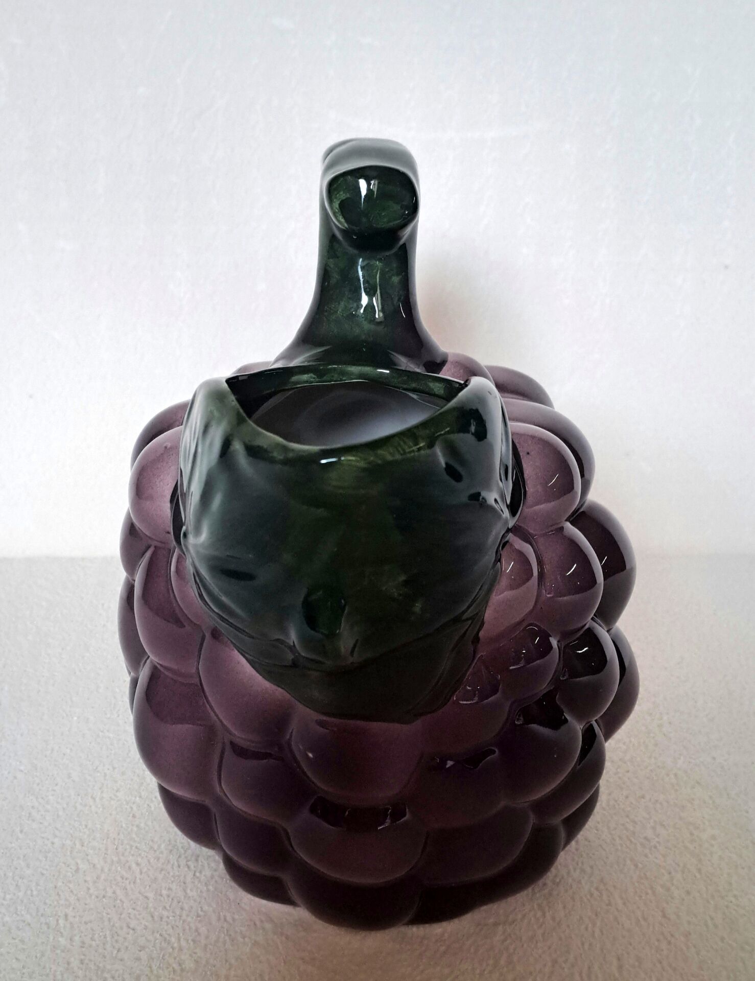 Jug in slipware Grape cluster