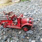Camion de pompier américain de 1930 en acier tole avev tous ses accessoires lance à eau,