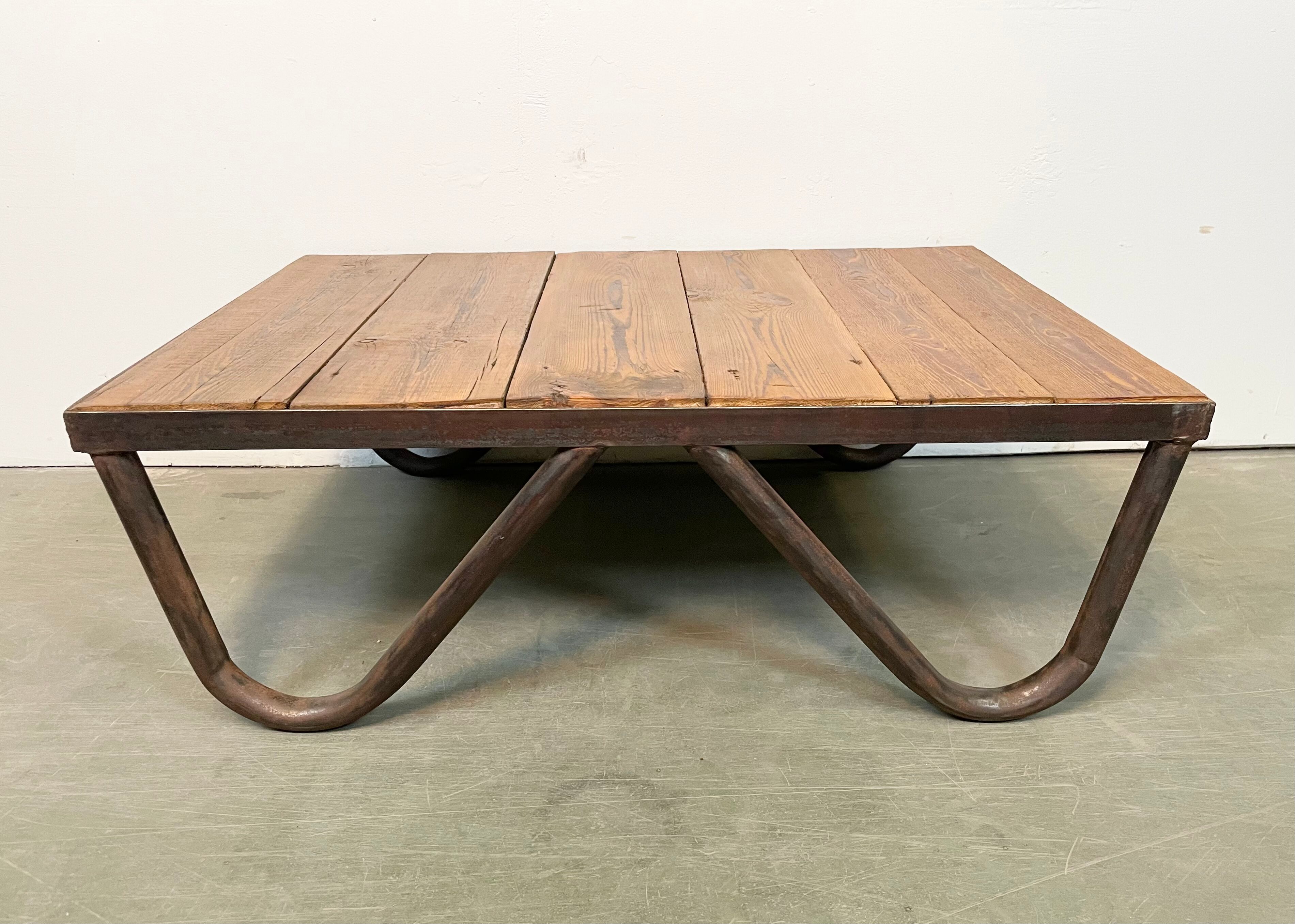 Table basse industrielle, années 1960