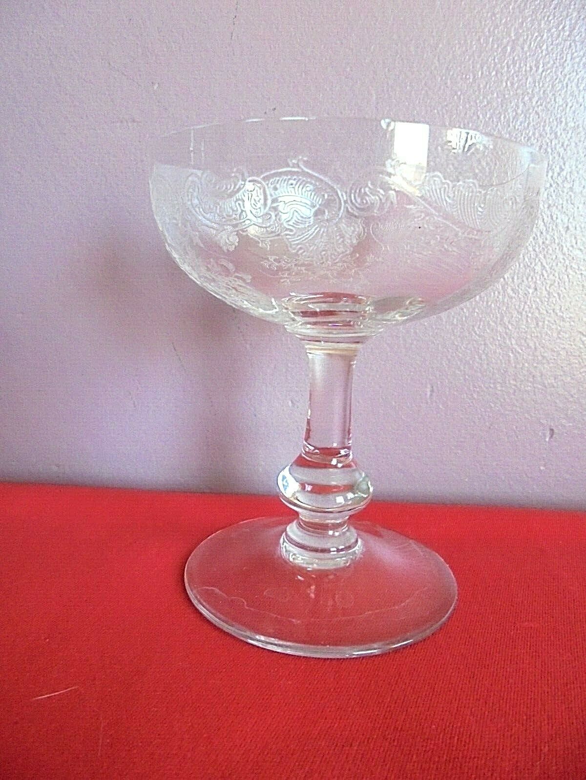 Lot 3 glasses of champagne crystal St Louis Unsigned chiseled patterns Top.11 cm