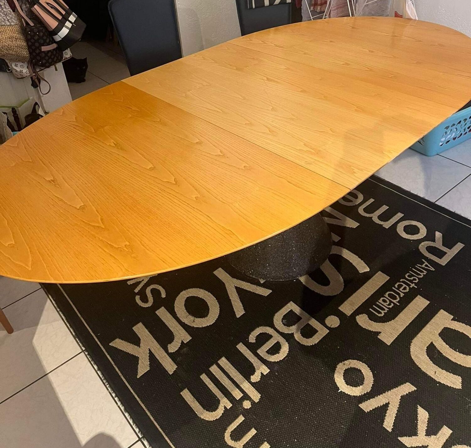 Extendable oval table by Arnold Merckx for Arco 90s