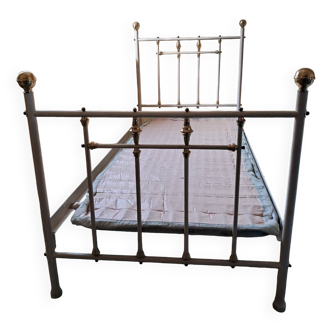 Metal bed