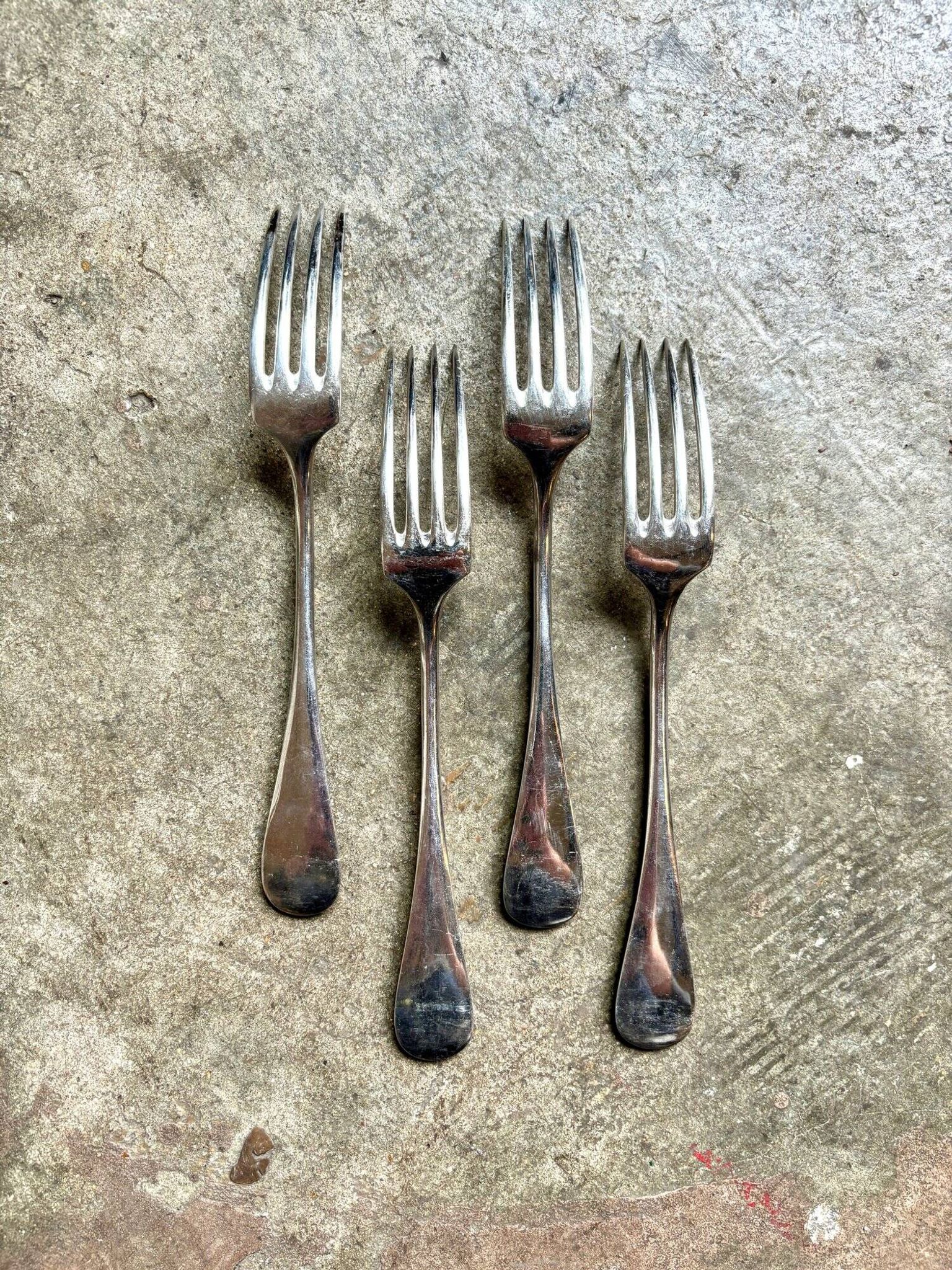 4 fourchettes en métal argenté
