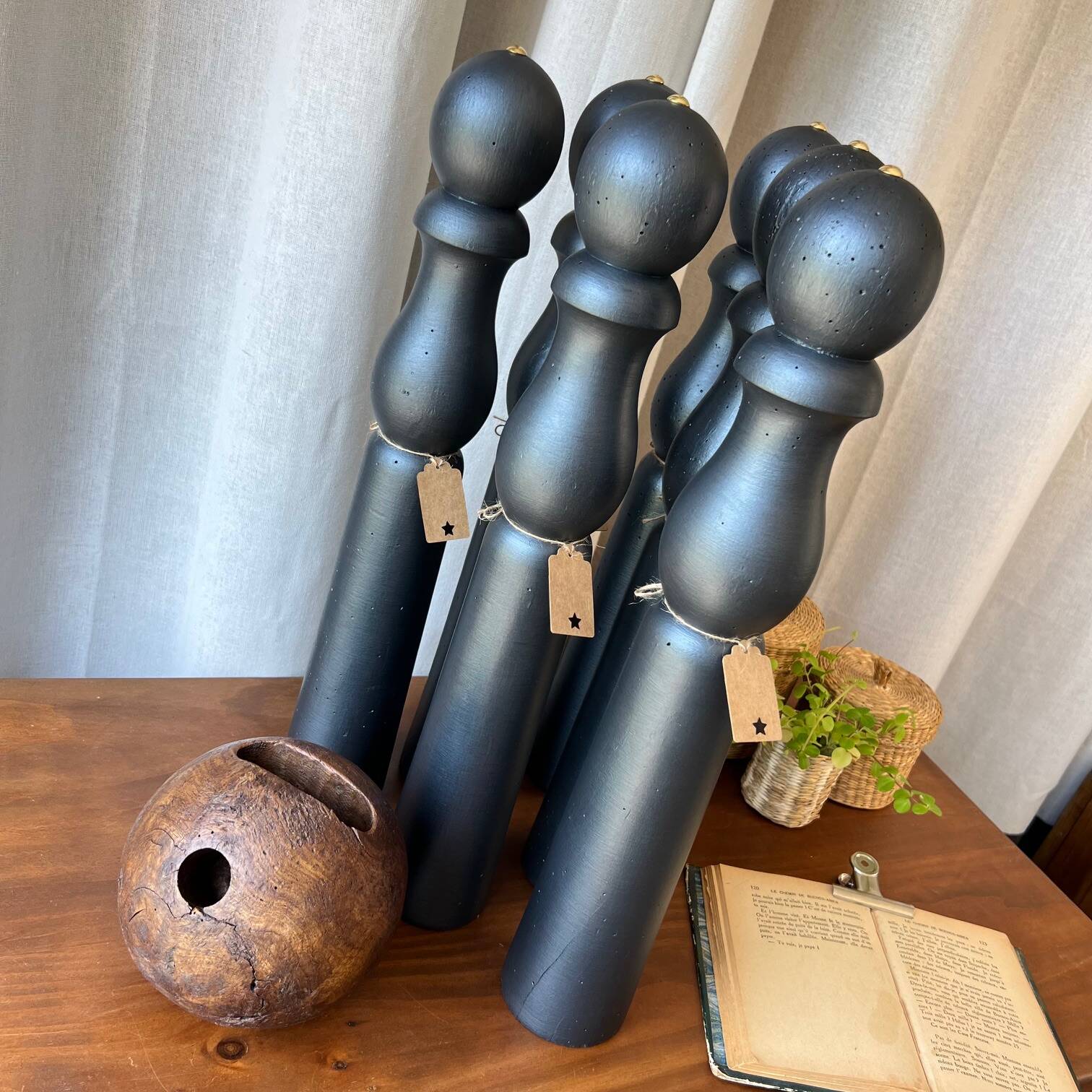 Jeu de 6 quilles vintage en bois avec boule