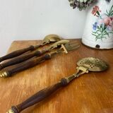 Couverts de service authentiques en laiton et bois