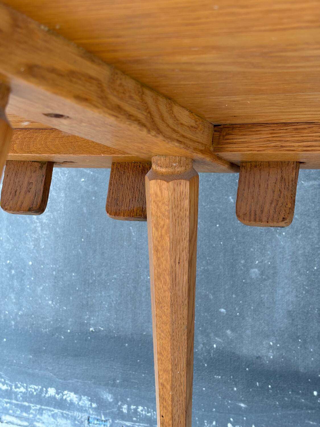 Brutalist corner bench in oak – European design, 1960s/70s