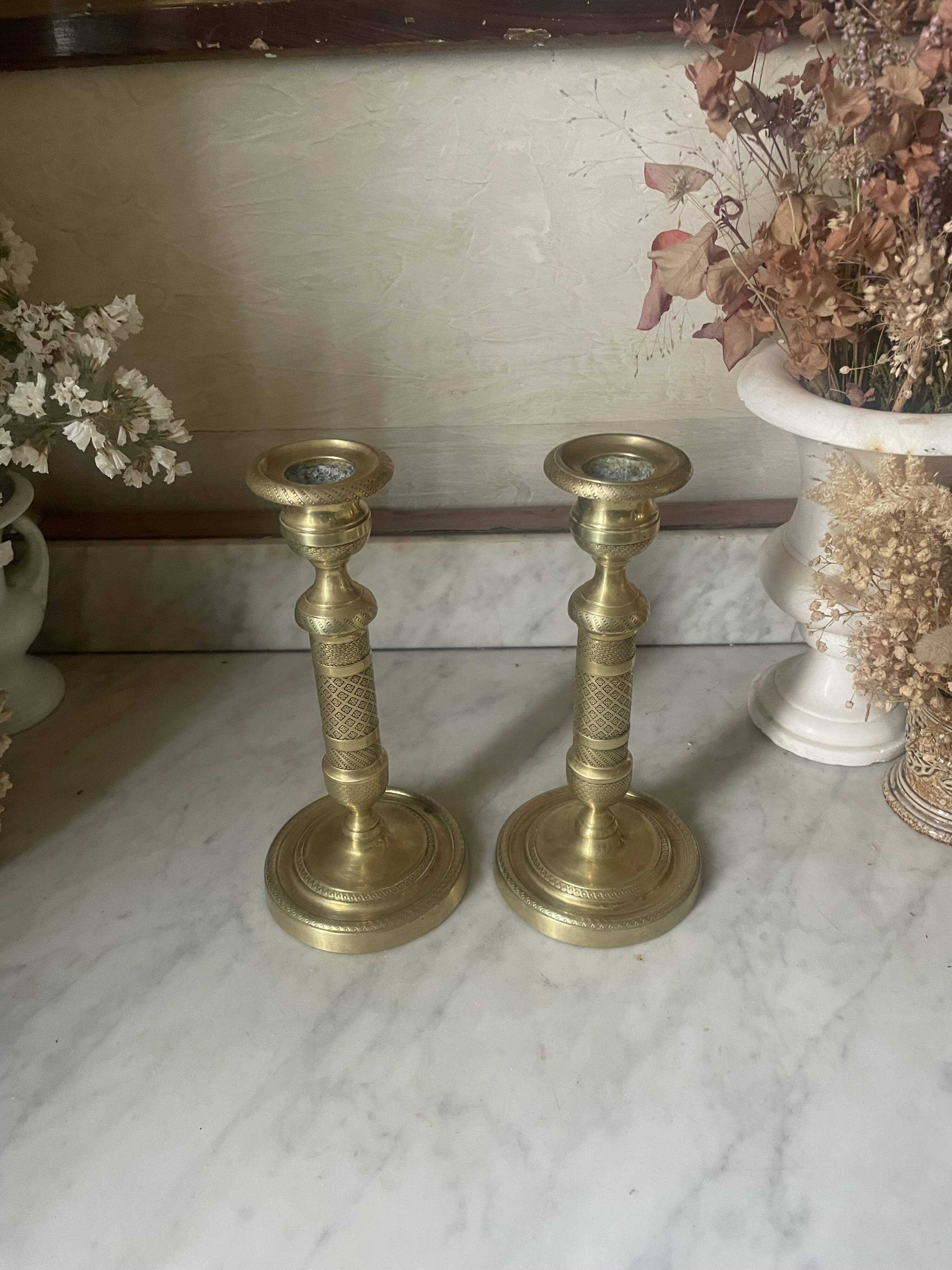 Pair of chiselled brass candlesticks from the 19th century.