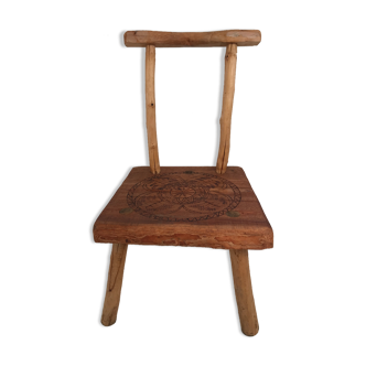Child tripod chair in the form of a natural wooden branch