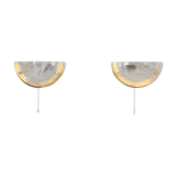 Paire d’appliques ‘demi-lune’ en laiton et verre