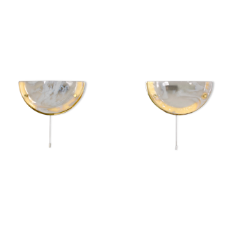Paire d’appliques ‘demi-lune’ en laiton et verre