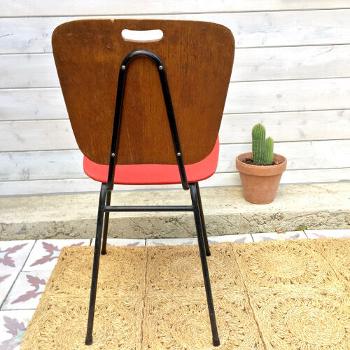 Chaise rouge et bois