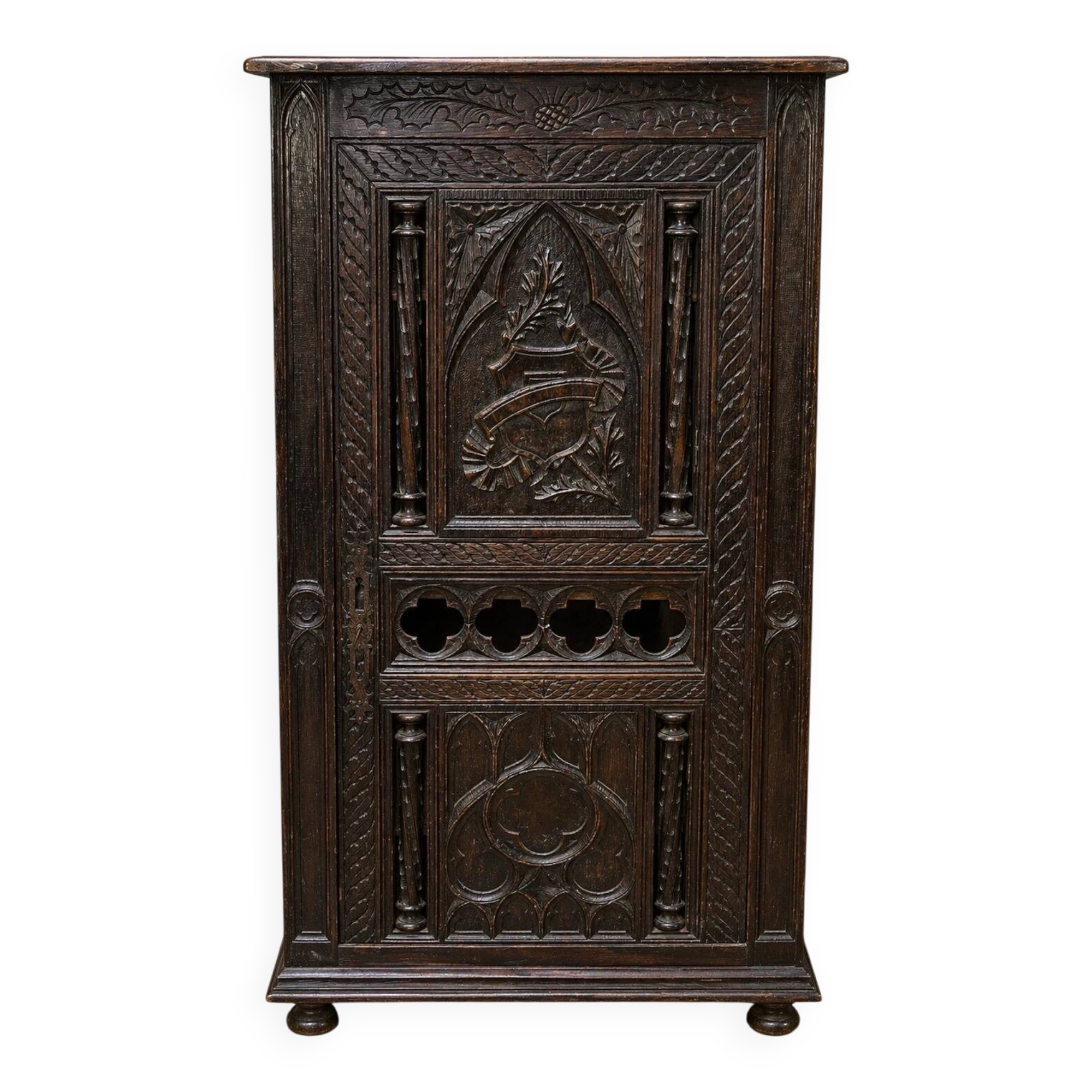 Cabinet en chêne richement sculpté, d’inspiration gothique, datant du XIXe