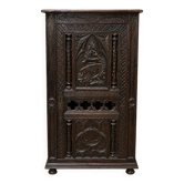 Cabinet en chêne richement sculpté, d’inspiration gothique, datant du XIXe