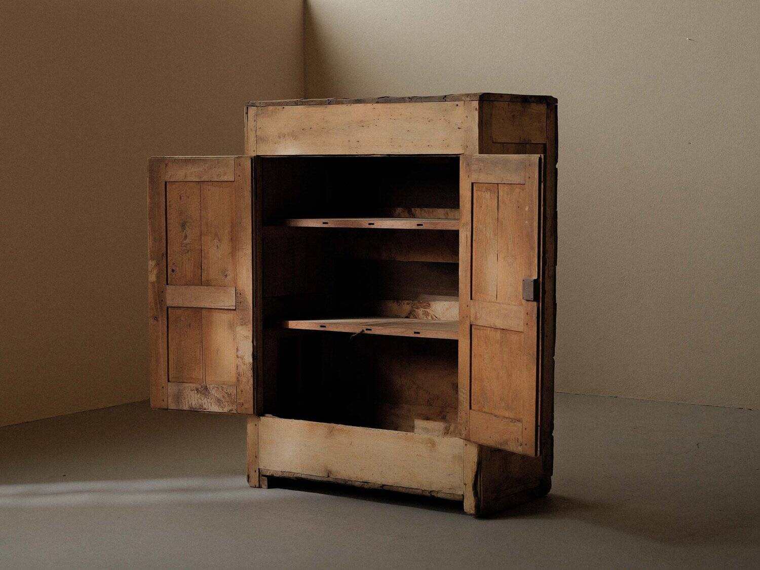 Petit meuble paysan en bois massif, vers 1900