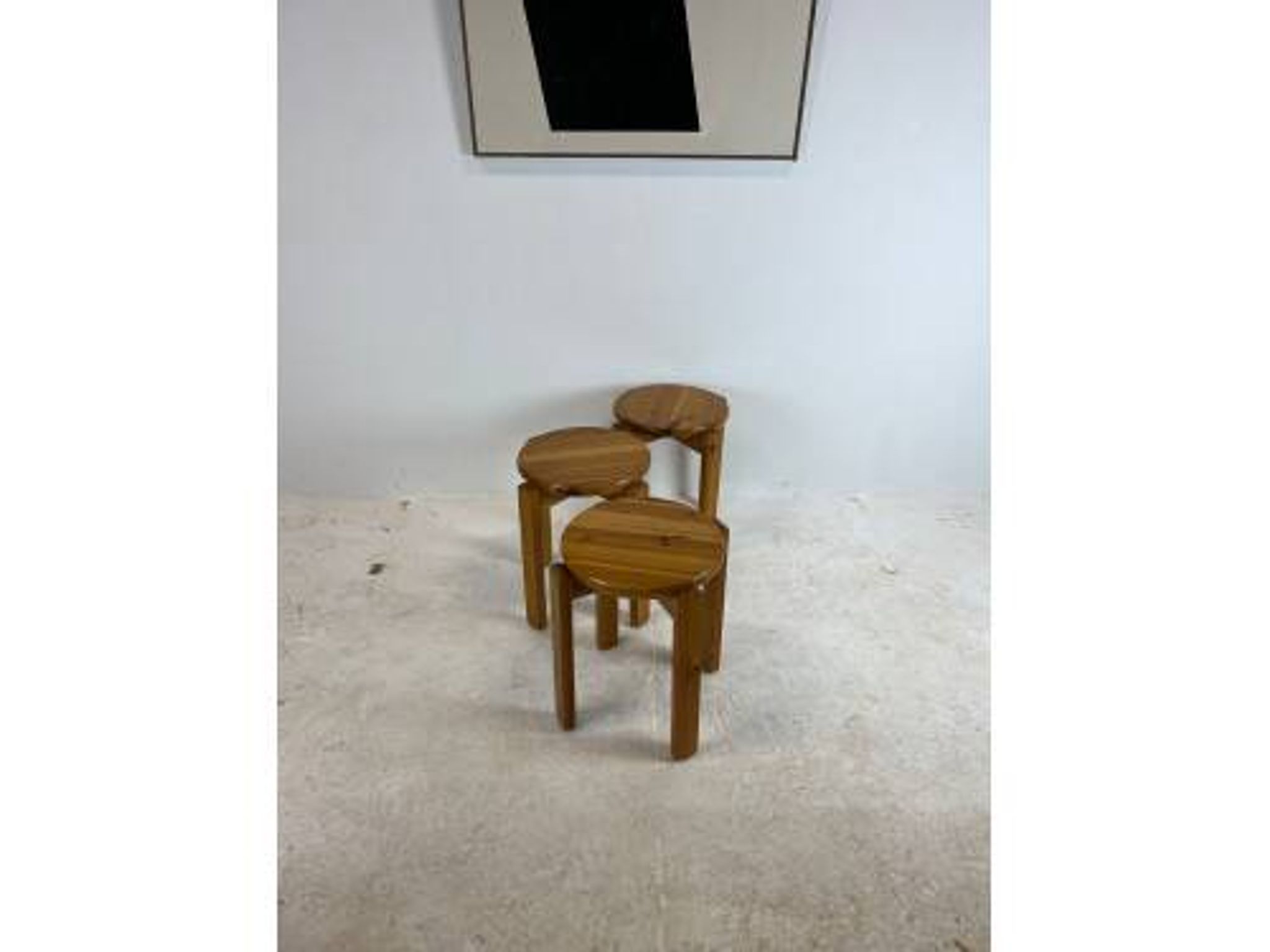 Trio de tabourets en pin massif, années 70