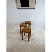 Trio de tabourets en pin massif, années 70