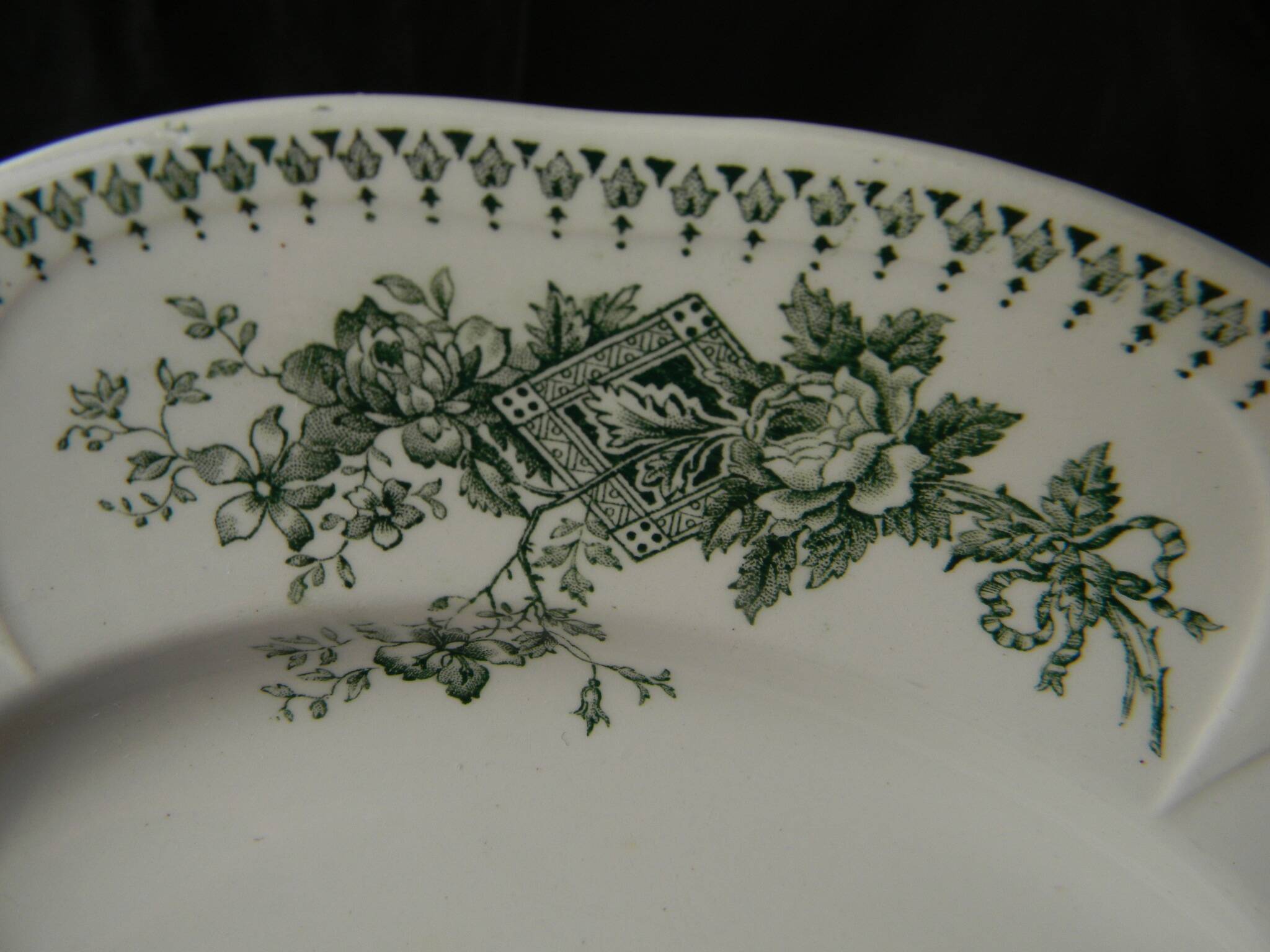 Set of 6 BOCH LA LOUVIERE earthenware dinner plates. Duchesse pattern.