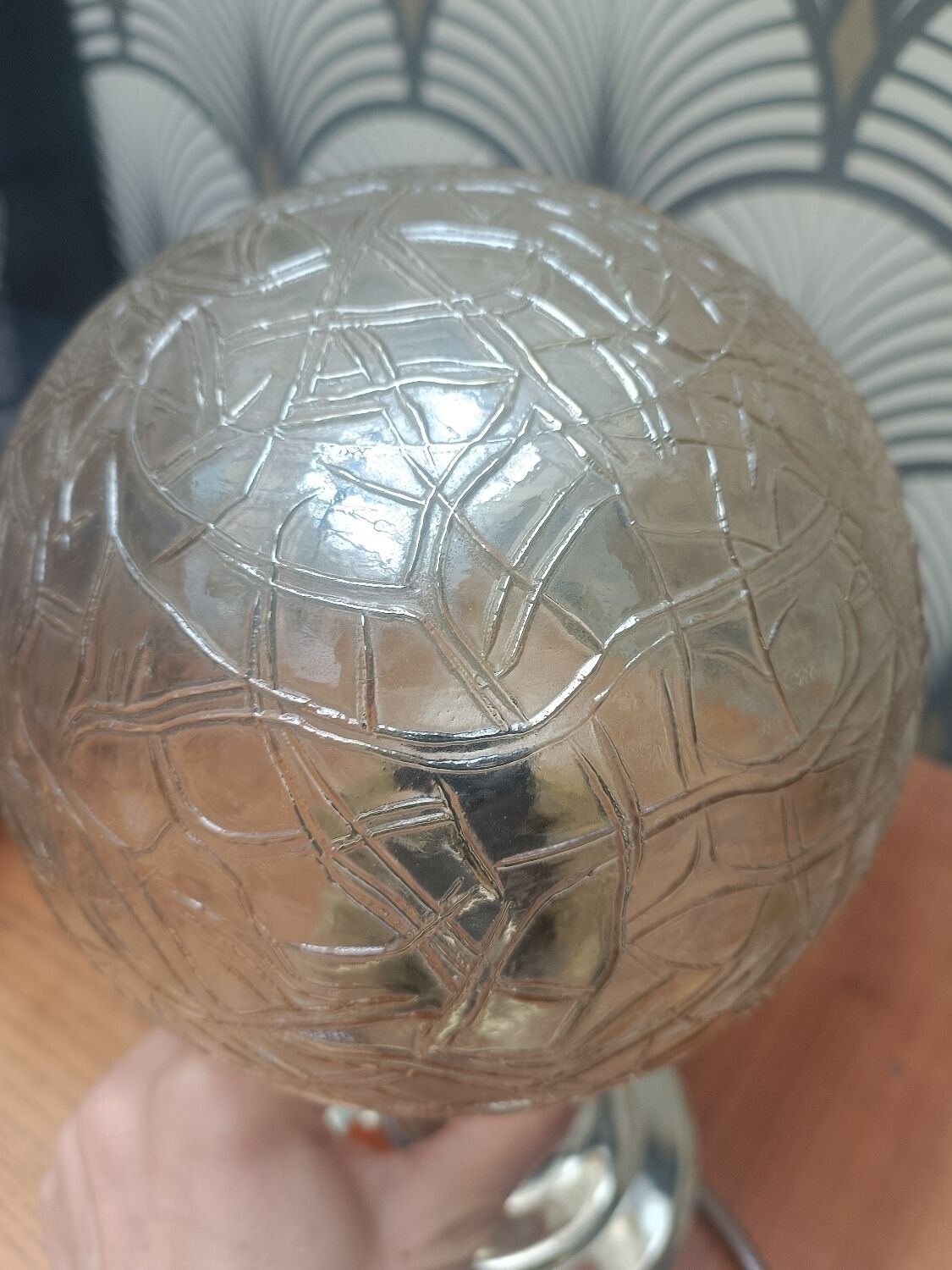 Applique avec globe en verre moulé ambré