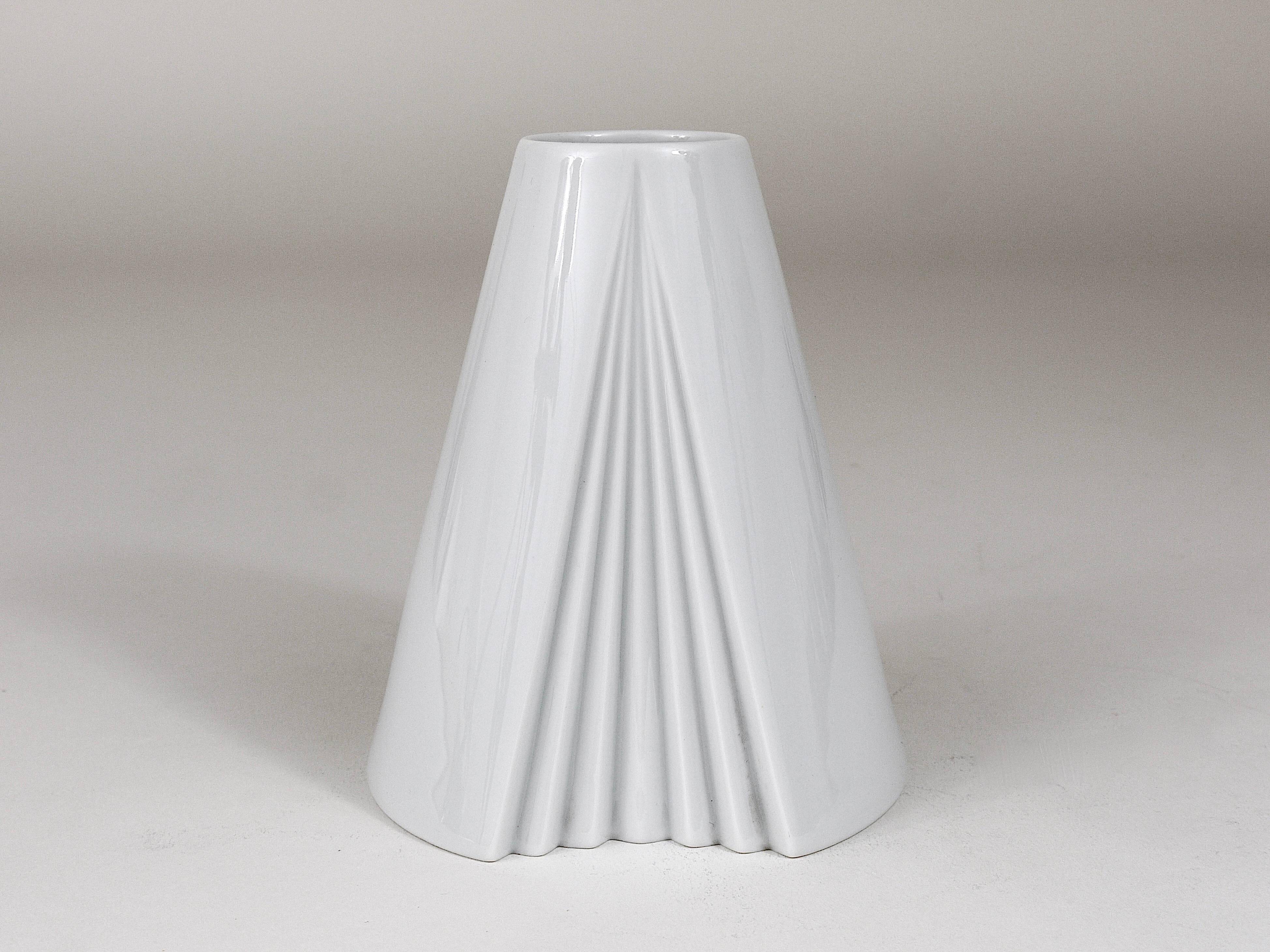 Geometric white porcelain vase Op Art Ambrogio Pozzi Rosenthal, Germany, 1980s