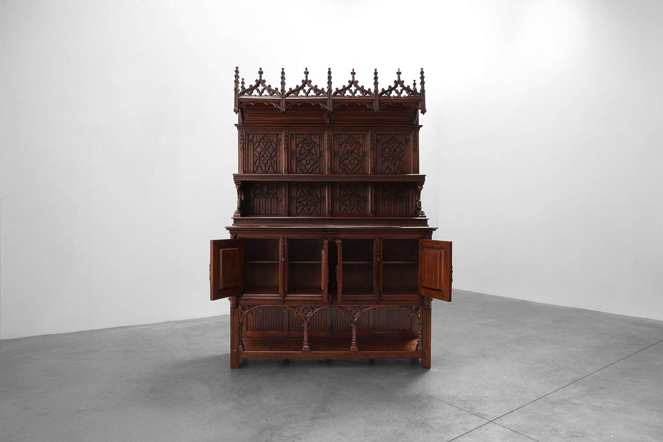 Rare grande armoire néogothique en chêne sculpté à la main du début du XIXe siècle