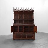 Rare grande armoire néogothique en chêne sculpté à la main du début du XIXe siècle