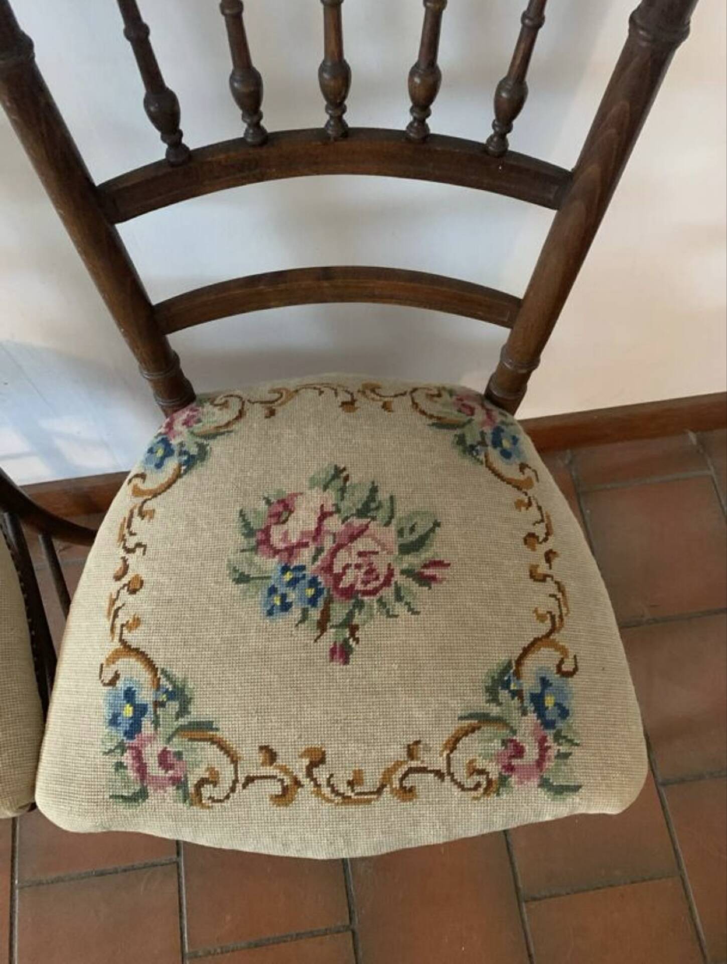 Paires de chaises tissu fleuri aux dames de France
