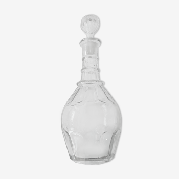 Carafe en verre moulé